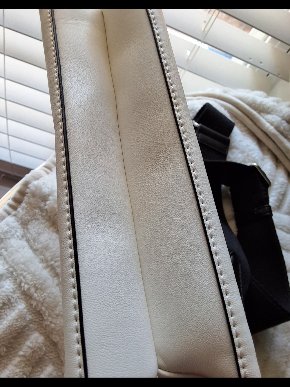 DKNY Tinsley Crossbody Bag White Black Strap Multi Zip Compartments - Picture 5 of 6